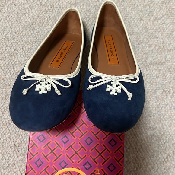 Tory Burch Logo Charm Ballet Flats - Picture 5 of 14
